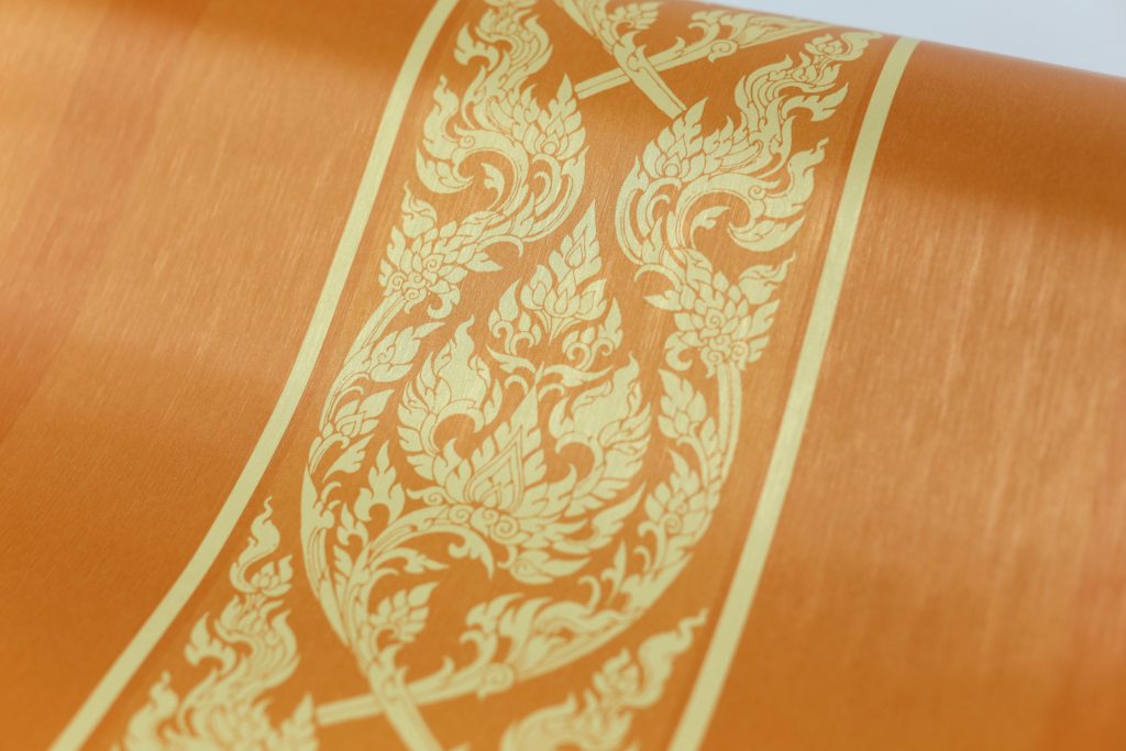 ฉากหลังห้องพระ วอลเปเปอร์ไวนิลลายกนกไขว้ช่อหางโต สีเหลือง คุณภาพดี