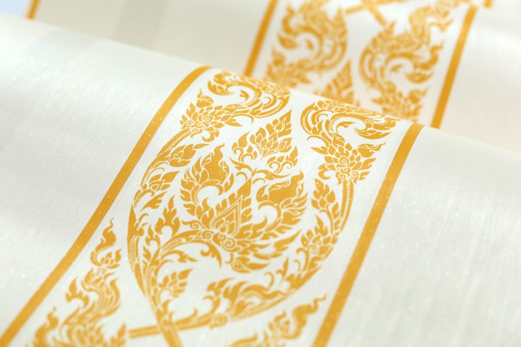 วอลเปเปอร์ติดโบสถ์ ลายกนกไขว้ช่อหางโต สีทองพื้นขาว
